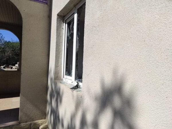 Culmea nebuniei: Un tânăr beat a spart geamurile secției de poliţie din Sîngera - Foto Culmea nebuniei: Un tânăr beat a spart geamurile secției de poliţie din Sîngera - Foto - Sputnik Moldova