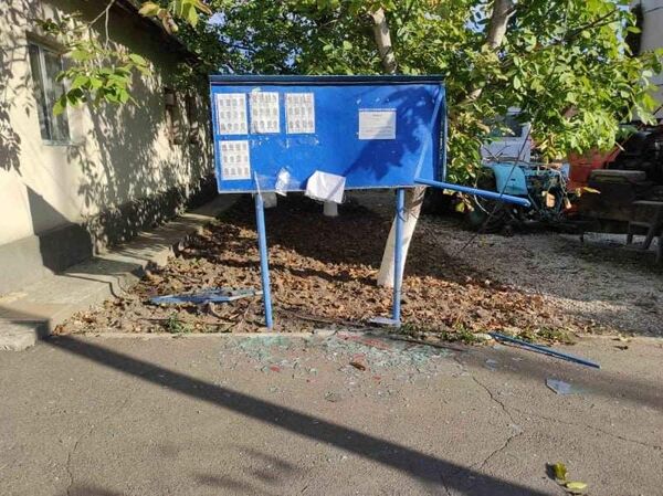 Culmea nebuniei: Un tânăr beat a spart geamurile secției de poliţie din Sîngera - Foto Culmea nebuniei: Un tânăr beat a spart geamurile secției de poliţie din Sîngera - Foto - Sputnik Moldova