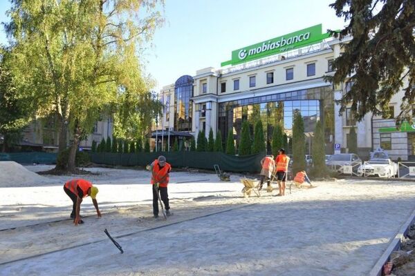Когда будет обновлен кишиневский сквер между театром Еминеску и Органным залом Когда будет обновлен кишиневский сквер между театром Еминеску и Органным залом - Sputnik Молдова