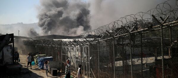 Дым от пожара в лагере беженцев Мория на греческом острове Лесбос Дым от пожара в лагере беженцев Мория на греческом острове Лесбос - Sputnik Молдова