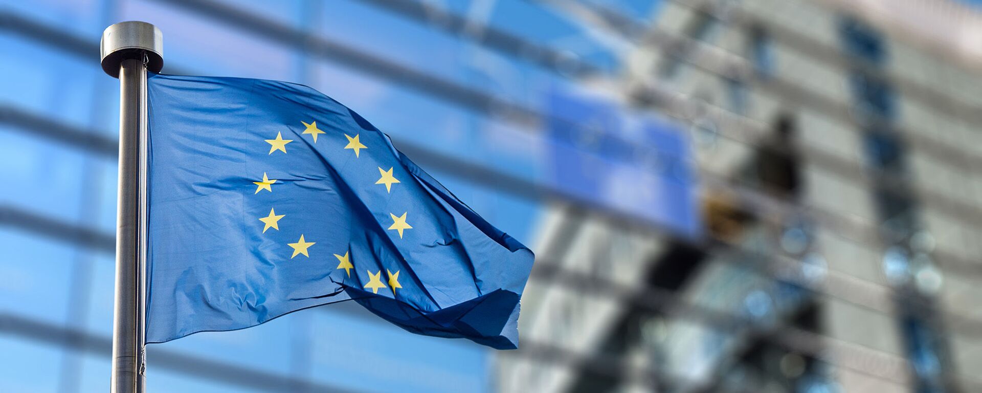 Флаг Евросоюза напротив здания европарламента в Брюсселе - Sputnik Молдова, 1920, 14.06.2022