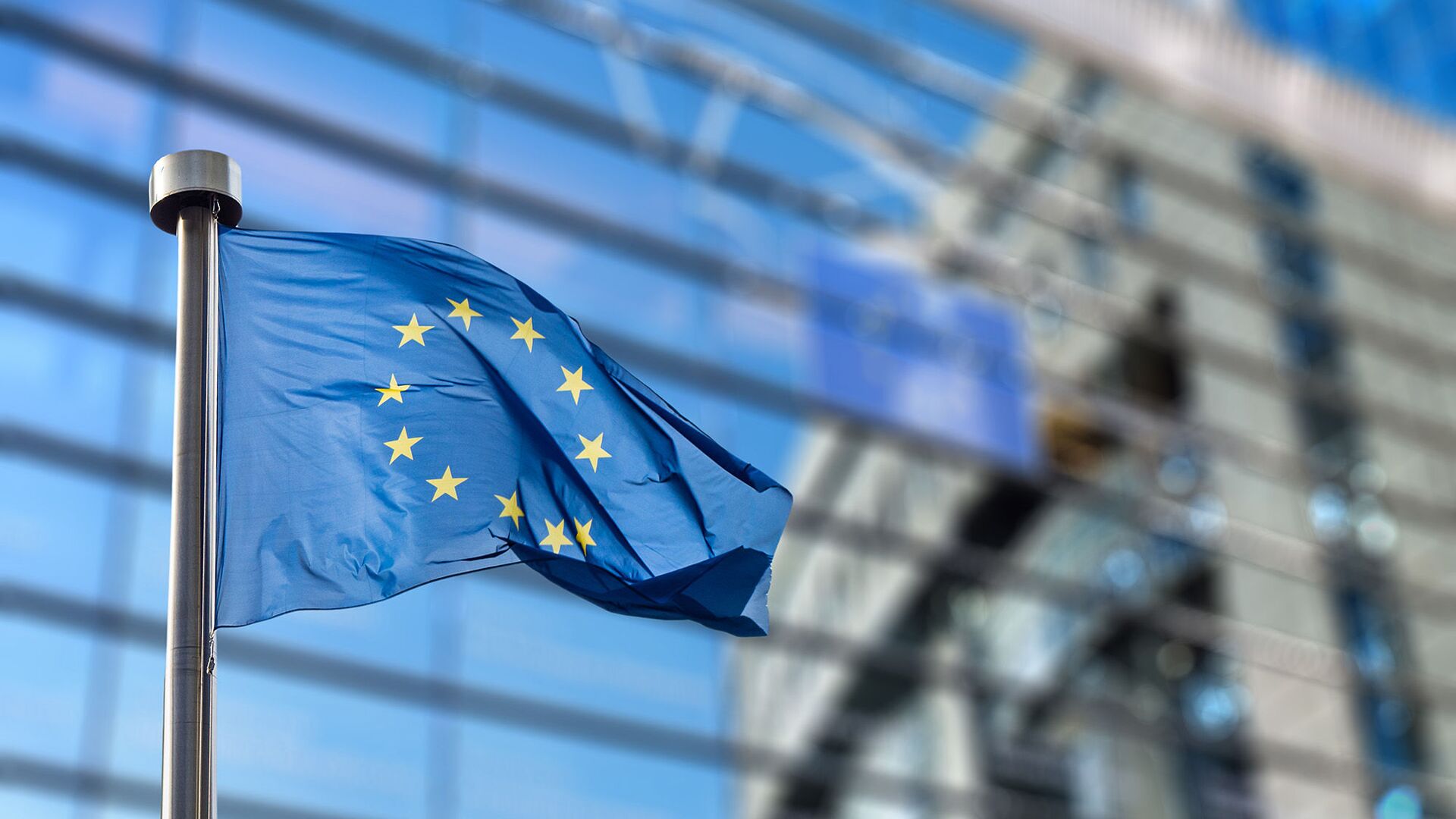 Флаг Евросоюза напротив здания европарламента в Брюсселе - Sputnik Молдова, 1920, 10.07.2022