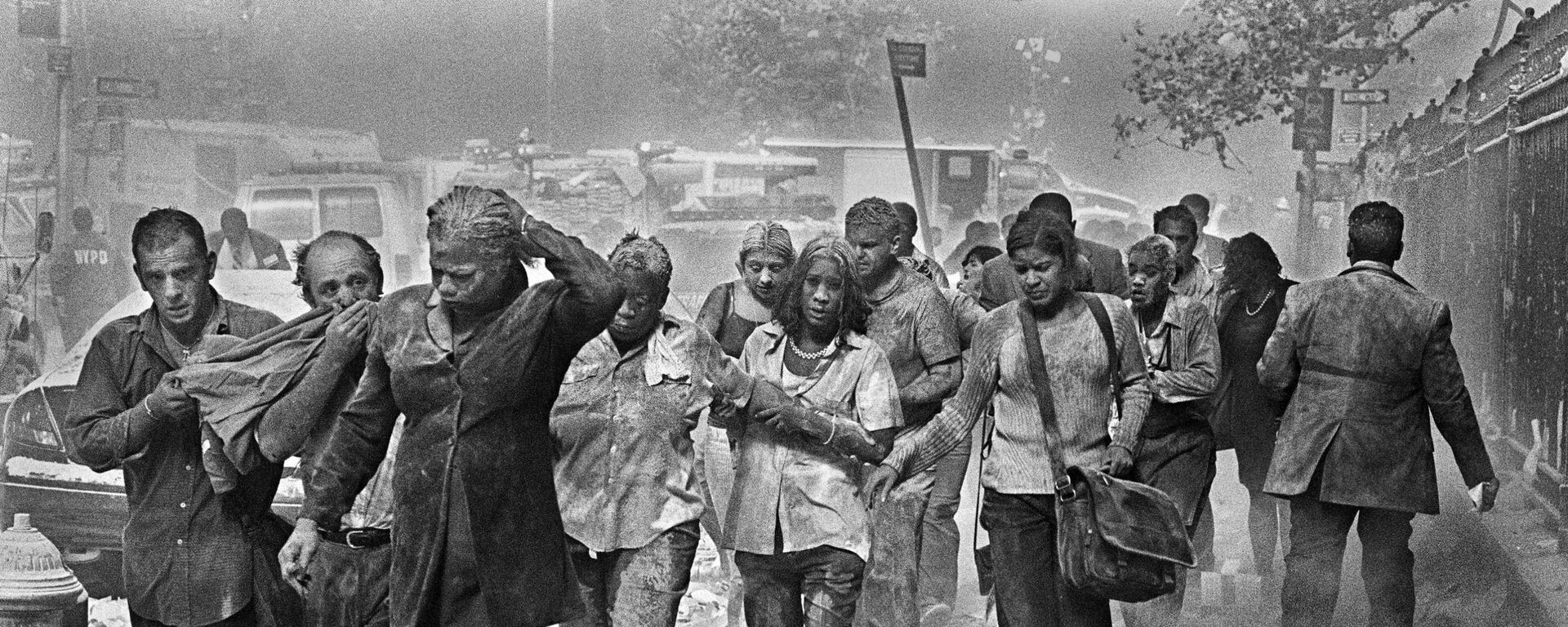 Выжившие после террористических атак на Всемирный торговый центр в Нью-Йорке, 11 сентября 2001 года  - Sputnik Молдова, 1920, 11.09.2020