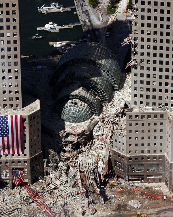Фрагмент обрушившегося здания после атаки 9/11 в Нью-Йорке  - Sputnik Молдова