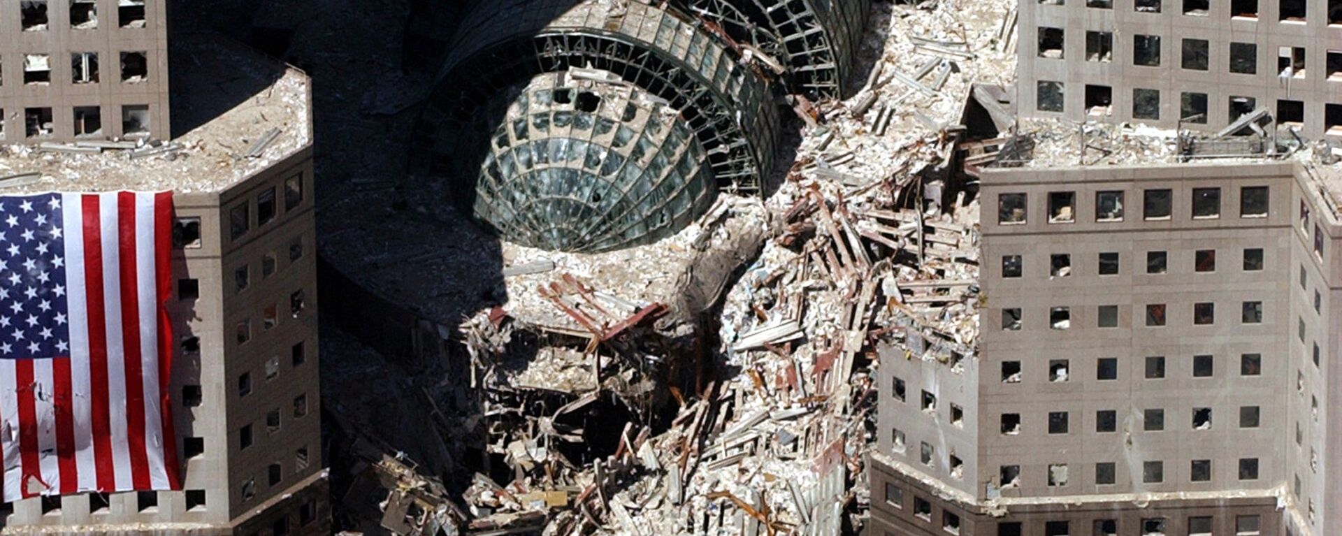 Кусок обрушившегося здания после атаки 9/11 в Нью-Йорке  - Sputnik Молдова, 1920, 03.09.2021