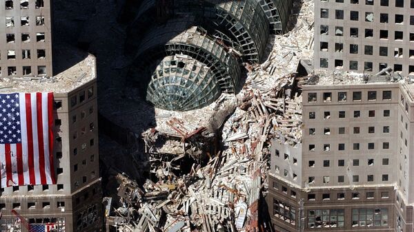 Кусок обрушившегося здания после атаки 9/11 в Нью-Йорке  - Sputnik Молдова