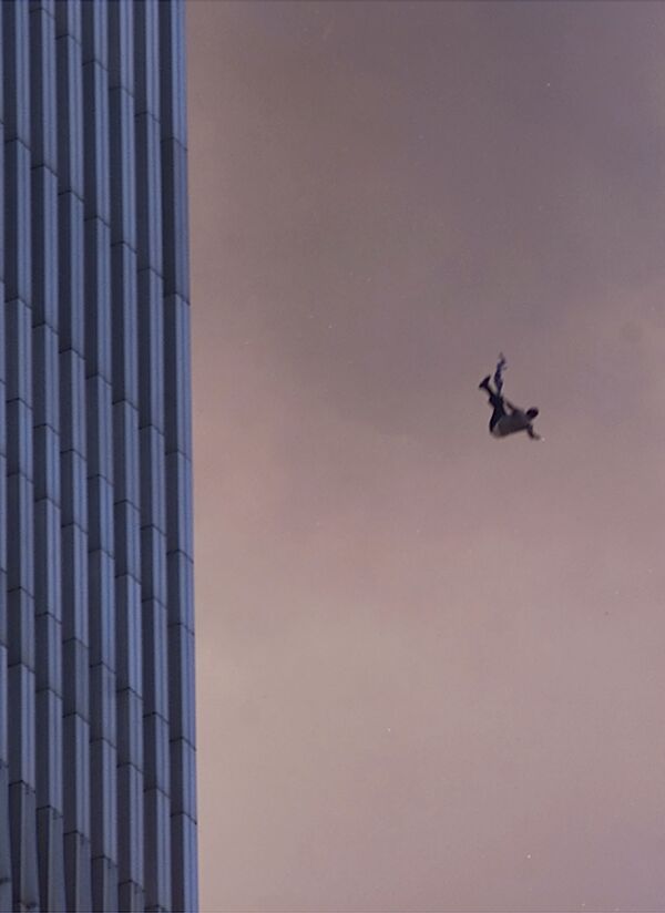 Человек падает с одной из башен Всемирного торгового центра во время теракта 11 сентября в Нью-Йорке  - Sputnik Молдова