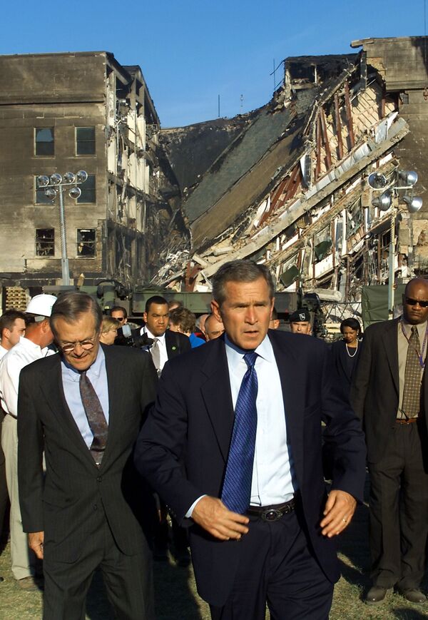 Президент США Джордж Буш возле здания Пентагона  - Sputnik Молдова