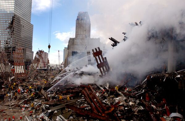 Тушение пожара на месте обрушения Всемирного торгового центра 11 сентября в Нью-Йорке  - Sputnik Молдова