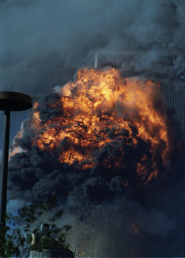  Южная башня Всемирного торгового центра в огне после теракта 11 сентября - Sputnik Молдова