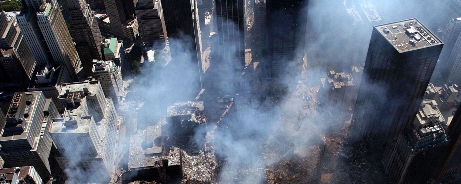 Вид сверху на разрушения на месте атакованного Всемирного торгового центра 11 сентября в Нью-Йорке  - Sputnik Moldova-România, 1920, 11.09.2021