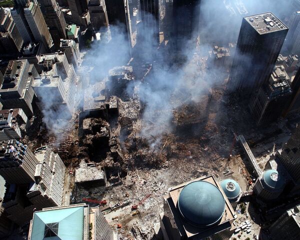 Вид сверху на разрушения на месте атакованного Всемирного торгового центра 11 сентября в Нью-Йорке  - Sputnik Молдова