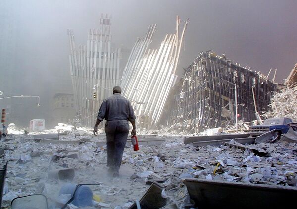 Мужчина с огнетушителем на месте атаки Всемирного торгового центра 11 сентября в Нью-Йорке  - Sputnik Молдова
