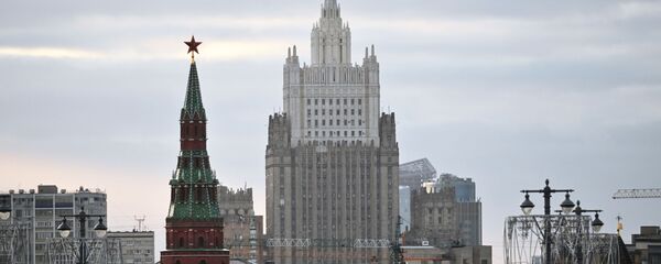 Здание Министерства иностранных дел РФ и Водовзводная башня Московского Кремля - Sputnik Молдова