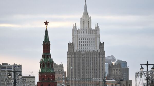 Здание Министерства иностранных дел РФ и Водовзводная башня Московского Кремля - Sputnik Moldova