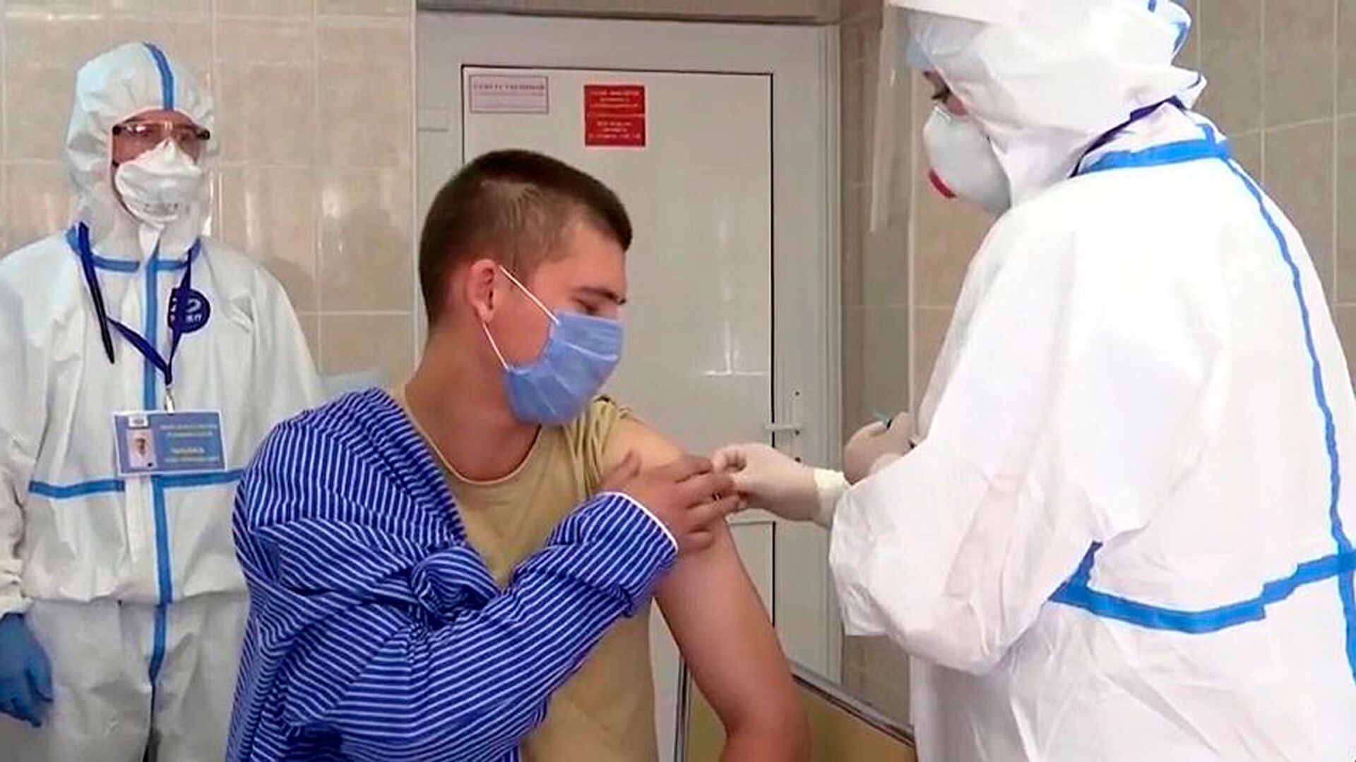 Вакцинация добровольцев против коронавируса SARS-CoV-2 в Главном военном клиническом госпитале имени Н. Н. Бурденко в Москве - Sputnik Молдова, 1920, 03.07.2021