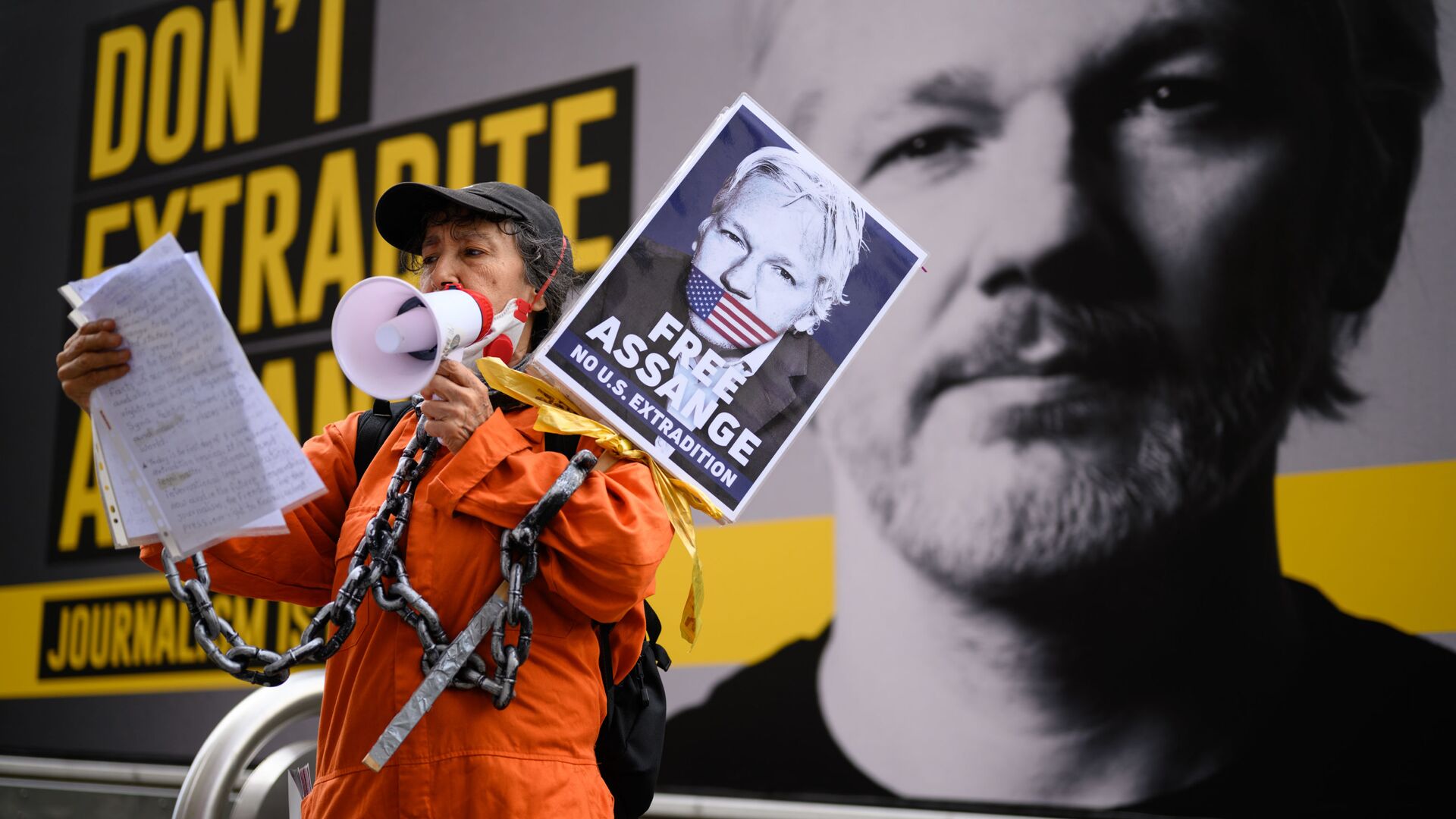 Сторонница Джулиана Ассанжа на митинге против экстрадиции Джулиана Ассанжа в Лондоне, Великобритания - Sputnik Молдова, 1920, 10.12.2021
