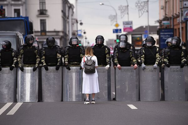 Участница несанкционированной акции оппозиции Марш единства и сотрудники милиции на улице в Минске - Sputnik Молдова