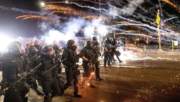 Полиция разгоняет протестующих во время демонстрации в Портленде - Sputnik Moldova-România