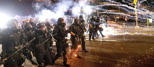 Полиция разгоняет протестующих во время демонстрации в Портленде - Sputnik Moldova-România