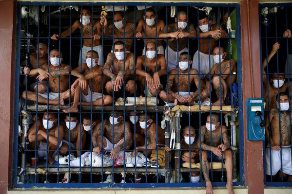 Члены банды в камере тюрьмы Quezaltepeque в Сальвадоре  - Sputnik Молдова