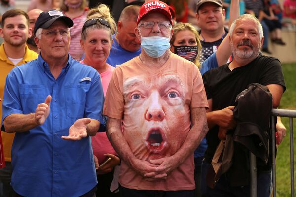 Сторонники Дональда Трампа во время его предвыборного выступления в аэропорту Смит-Рейнольдс в Уинстон-Сейлеме, США - Sputnik Молдова