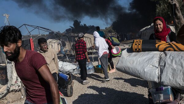 Мигранты на территории сгоревшего лагеря для мигрантов Мориа в Греции - Sputnik Молдова
