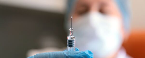 Un médecin prépare une seringue avec un vaccin (archive photo) - Sputnik Moldova