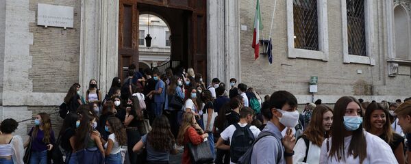 Ученики у входа в школу, Рим  - Sputnik Молдова