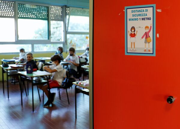 Табличка с призывом соблюдать социальную дистанцию на двери класса в начальной и средней школе Simonetta Salacone в Риме, Италия - Sputnik Moldova-România