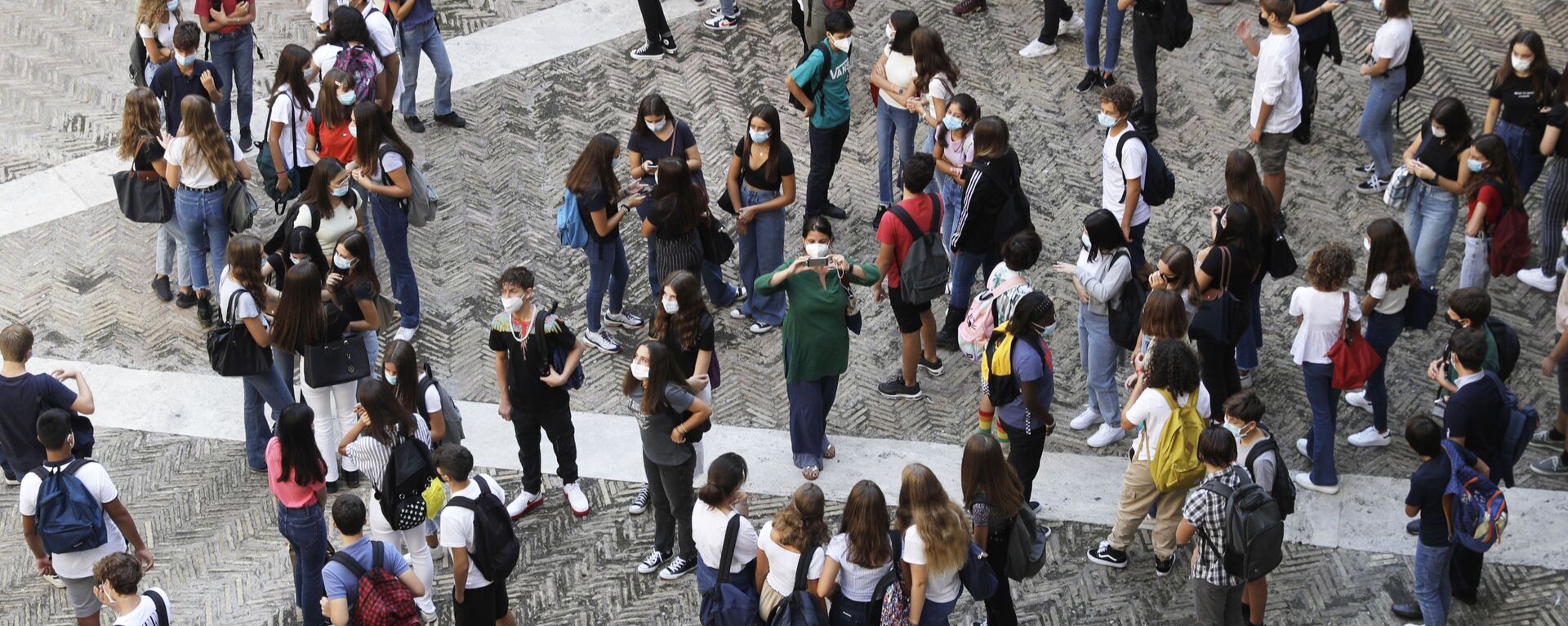 Студенты в медицинских масках во дворе Visconti high school в Риме, Италия - Sputnik Молдова, 1920, 14.06.2021