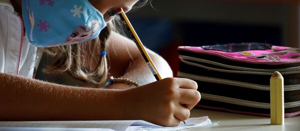 Ученица в защитной маске в начальной и средней школе Simonetta Salacone в Риме, Италия - Sputnik Молдова