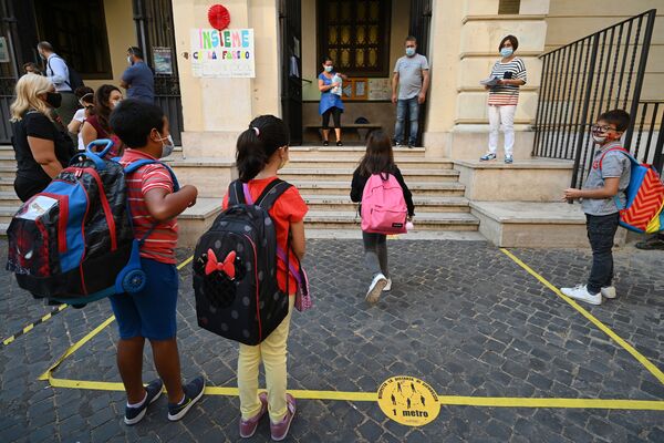 Ученики у входа в школу в Риме - Sputnik Moldova-România
