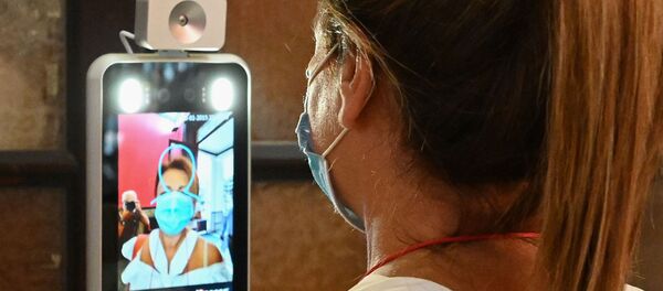 Учительница проходит измерение температуры тела перед входом в школу в Риме - Sputnik Молдова