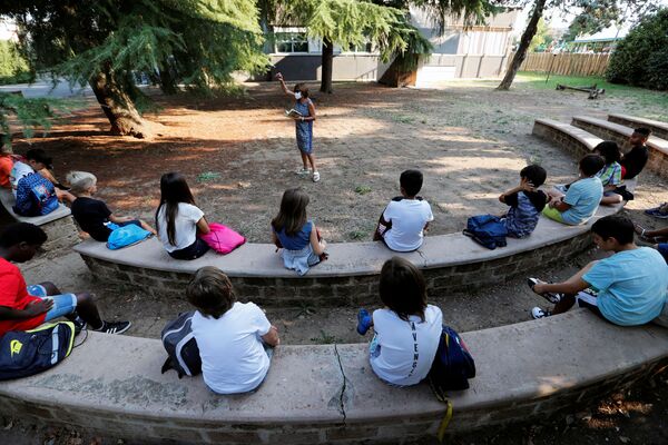 Ученики на уроке под открытым небом в одной из римских школ - Sputnik Moldova-România