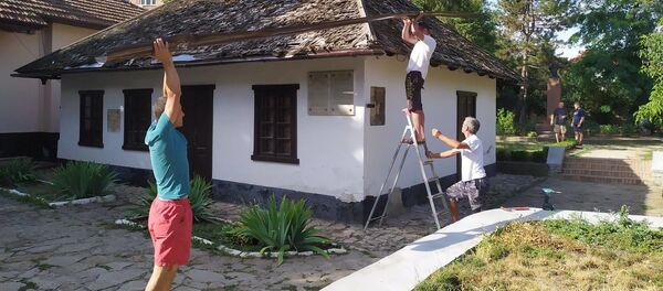 В Домике Пушкина в Кишиневе перестилают крышу В Домике Пушкина в Кишиневе перестилают крышу - Sputnik Молдова