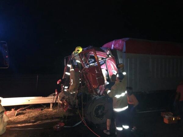 Accident tragic la Căușeni: Un bărbat a rămas blocat între fiarele unui camion - Foto Accident tragic la Căușeni: Un bărbat a rămas blocat între fiarele unui camion - Foto - Sputnik Moldova