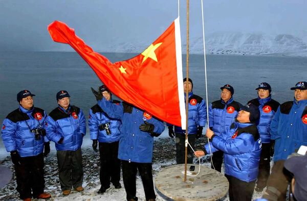 Члены китайской экспедиции на арктический полюс поднимают китайский национальный флаг в Лонгйире на Шпицбергене, Норвегия - Sputnik Молдова