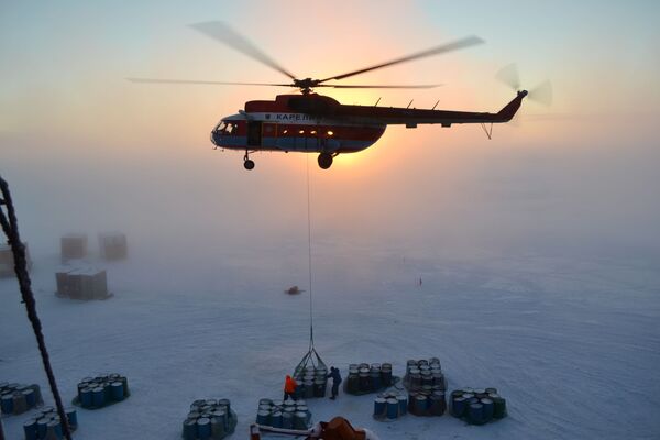 Российские полярники во время работ по развертыванию новой дрейфующей станции СП-40 в Арктике - Sputnik Молдова