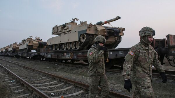 Soldații americani lângă tancuri M1 Abrams, la Baza Aeriană Mihail Kogălniceanu - Sputnik Moldova-România