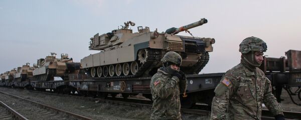 Soldații americani lângă tancuri M1 Abrams, la Baza Aeriană Mihail Kogălniceanu - Sputnik Moldova