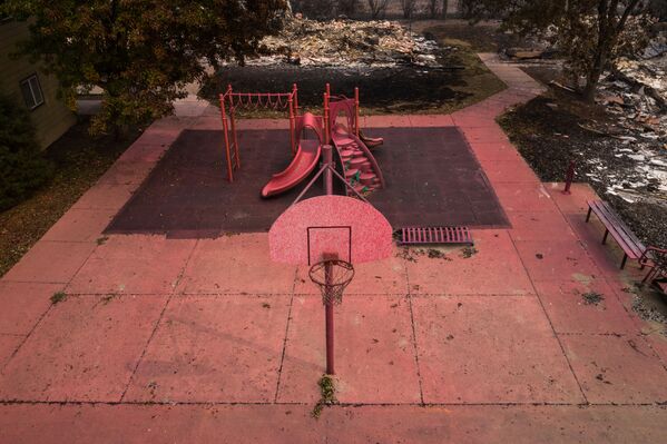 Детская площадка, покрытая огнестойким материалом в штате Орегон  - Sputnik Молдова