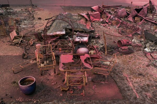 Сгоревшие стол и стулья после пожаров в штате Орегон  - Sputnik Молдова