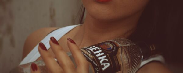 Tânără cu o sticlă de alcool - Sputnik Moldova