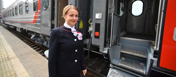 Проводница возле нового одноэтажного купейного вагона дальнего следования на Рижском вокзале в Москве - Sputnik Молдова