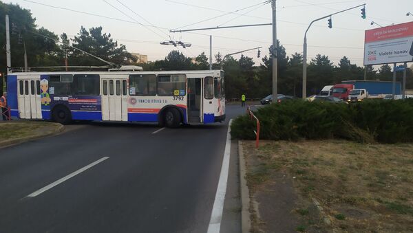 Un troleibuz a blocat o stradă în cartierul Posta Veche din Chisinau - Sputnik Moldova