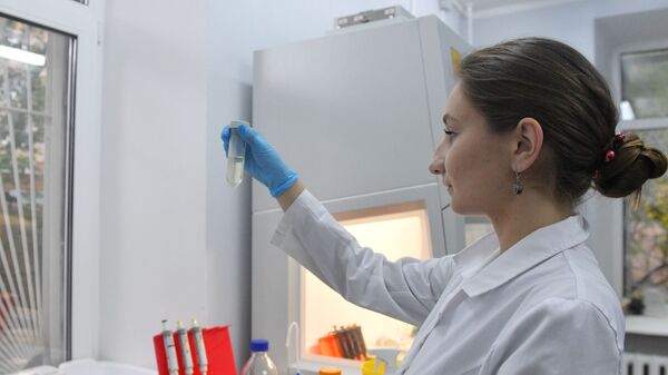 Сотрудница лаборатории проводит испытания вакцины от COVID-19 в центре эпидемиологии и микробиологии имени Н.Ф. Гамалеи - Sputnik Moldova