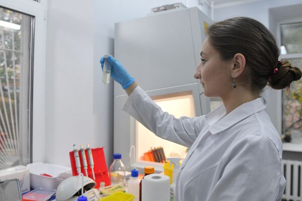 Сотрудница лаборатории проводит испытания вакцины от COVID-19 в центре эпидемиологии и микробиологии имени Н.Ф. Гамалеи - Sputnik Молдова
