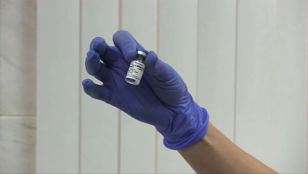 Врачи-добровольцы сделали прививку российской вакциной от коронавируса Спутник V - Sputnik Молдова