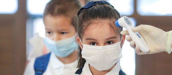 Măsurarea temperaturii elevilor la școală cu termoscanerul - Sputnik Moldova